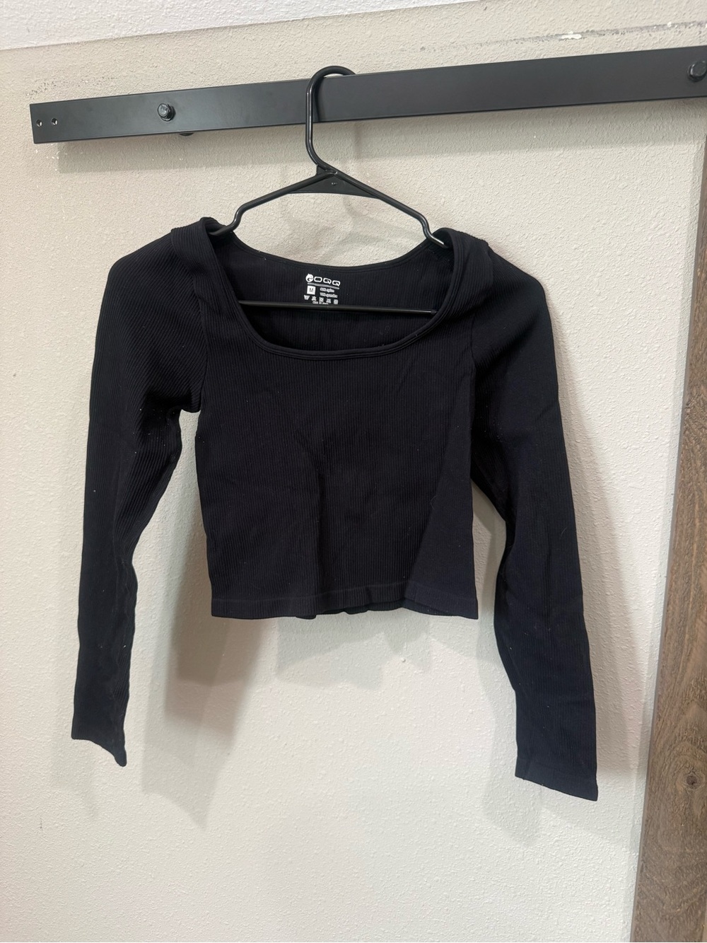 Women's Black Ribbed Long-Sleeve Crop Top